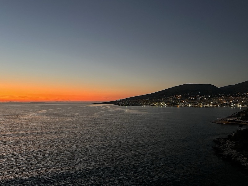 La baie de Sarandë vue d'en haut